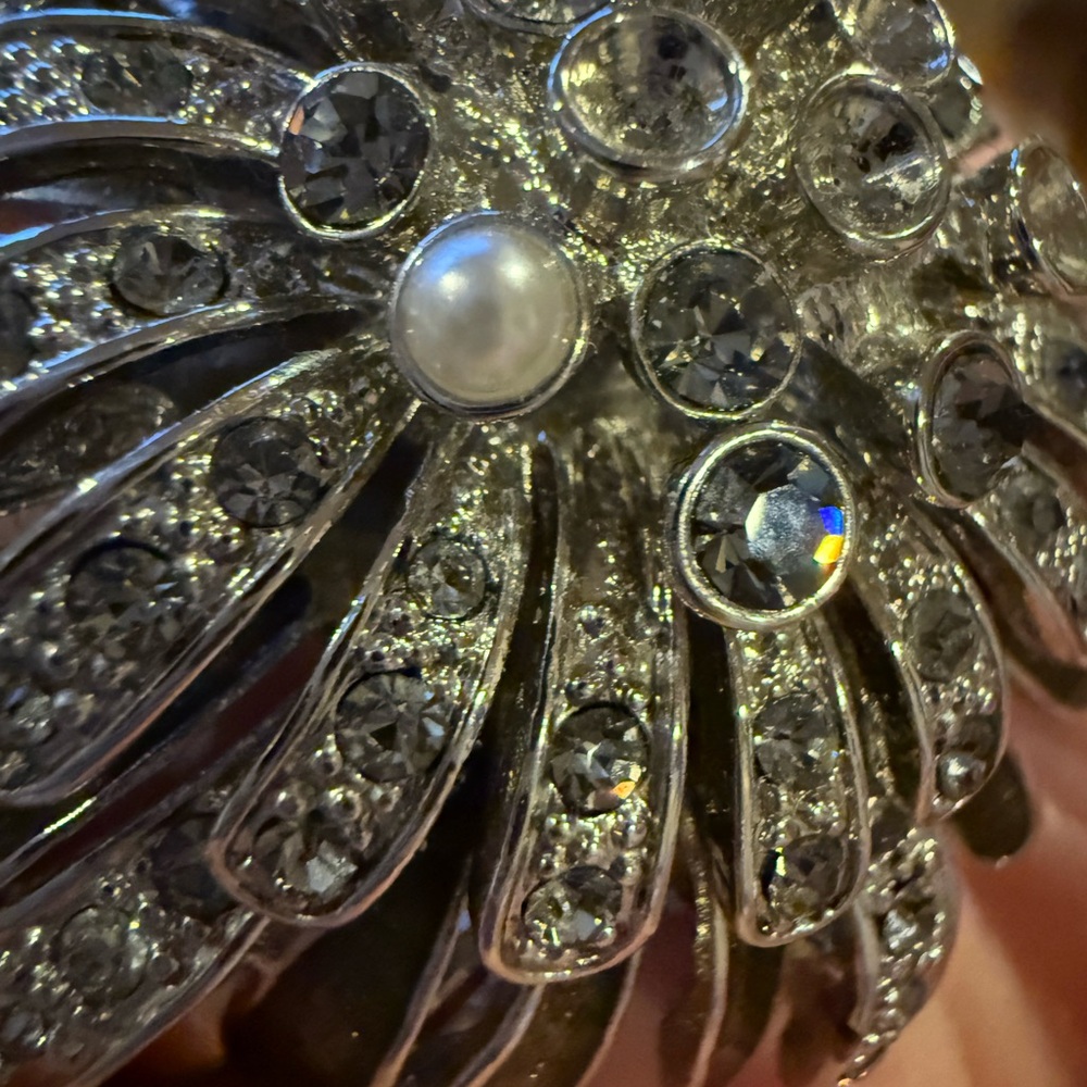 Vintage Brooch Rhinestone and Pearl Silver - Picture 8 of 10